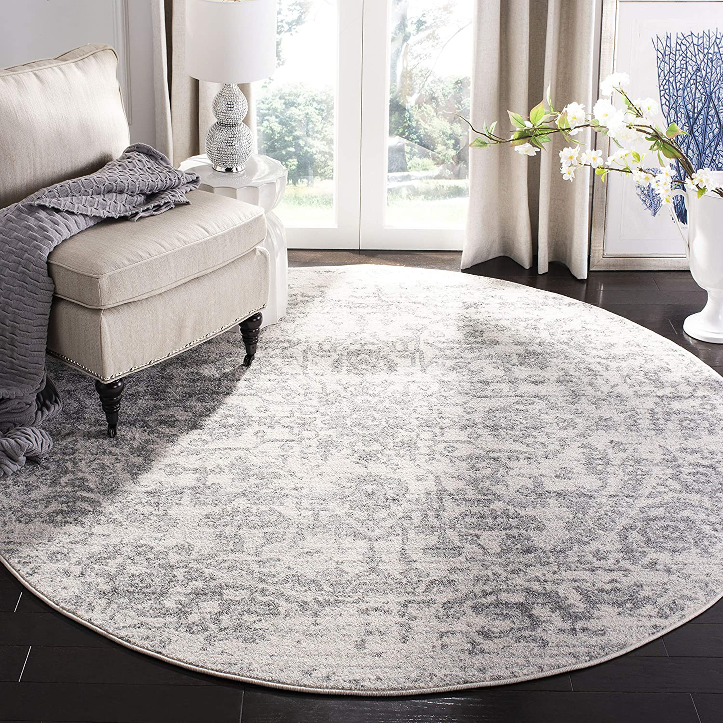 Safavieh Madison Collection MAD603G Oriental Snowflake Medallion Distressed Non-Shedding Stain Resistant Living Room Bedroom Area Rug, 4' x 4' Round, Silver / Ivory